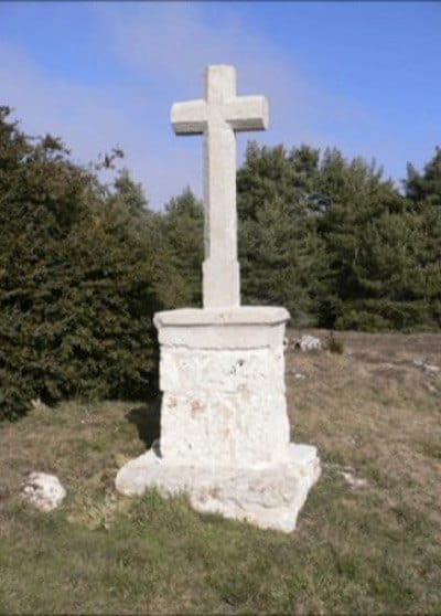 Un calvaire de pierre restauré sous le ciel bleu