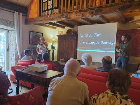 Patrice Geniez présentant sa conférence « Au fil du Tarn » devant le public