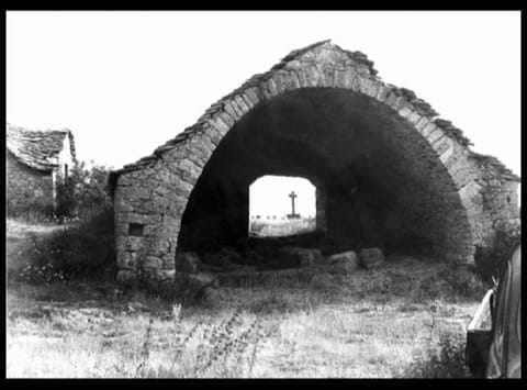 Une voûte de pierre ouverte, photographie en noir et blanc