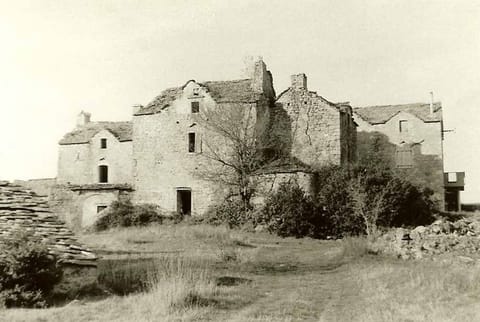La grande maison de Cauvel en noir et blanc