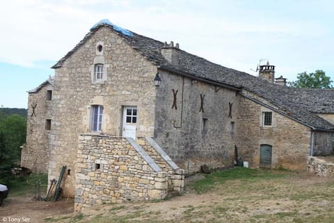 La façade de la grande maison et son escalier extérieur