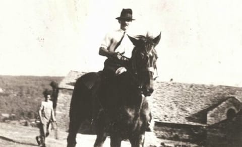 Un cavalier sur le causse, photographie ancienne en noir et blanc