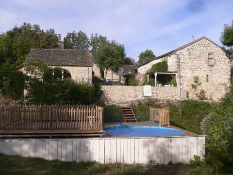 La cour de Cauvel Inn et la maison voisine