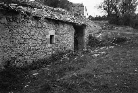 La cinquième maison en ruine, photographie en noir et blanc
