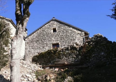 Le pignon de la cinquième maison sous le ciel bleu