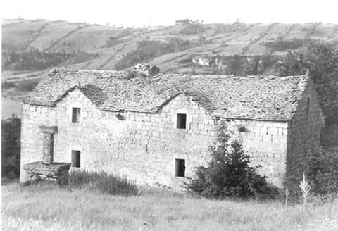 La maison du bas en noir et blanc