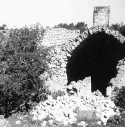 Une voûte effondrée, photographie en noir et blanc