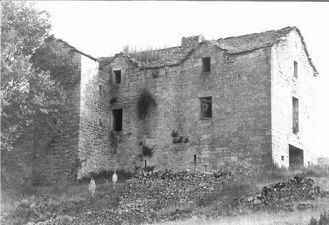 La grande maison inachevée, photographie en noir et blanc