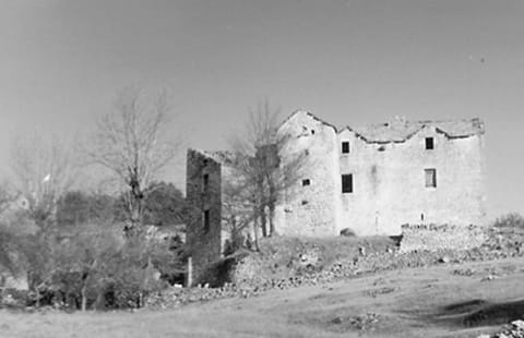 La grande maison du bas et la cheminée longue, en noir et blanc