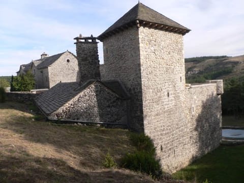 La tour et les bâtiments restaurés