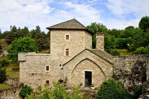 L'ensemble restauré au milieu de la verdure
