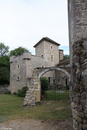 La tour vue depuis l'entrée