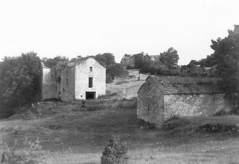 Le bas du hameau, photographie en noir et blanc