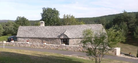 La maison du bas et son long toit de lauzes