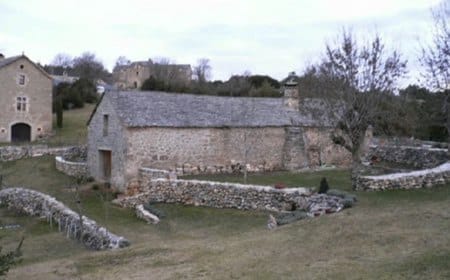 La maison du bas et ses murets de pierre sèche