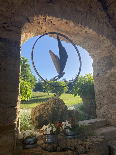 Oiseau dans un cercle, sous la voûte de l'aire