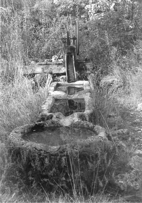 Le puits de Cauvel et ses auges de pierre