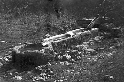Les auges de pierre du puits de Cauvel, photographie en noir et blanc