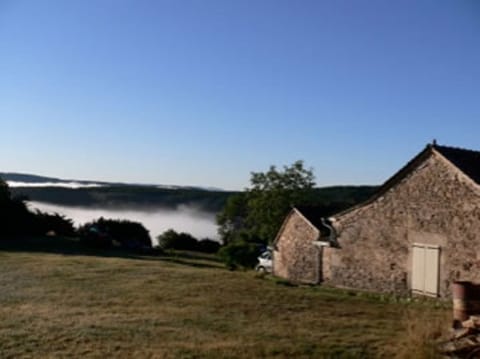 Brume du matin dans la combe, au pied des Huttes