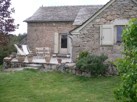 La maison des Huttes restaurée, sa terrasse au soleil