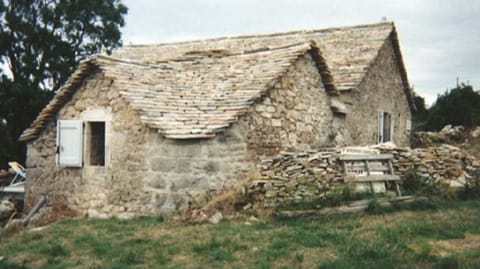 Le premier toit des Huttes, en lauzes calcaires