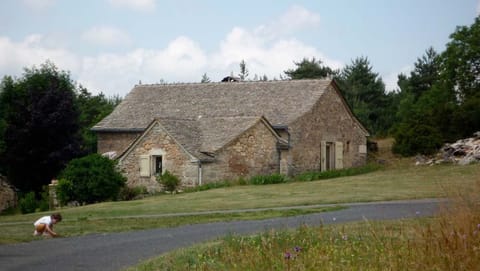 Le toit des Huttes en lauzes schisteuses, vu de l'est