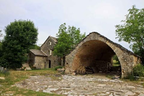 La voûte grenier voisine des Huttes, face à l'aire de dépiquage
