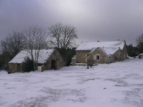Les Huttes sous la neige