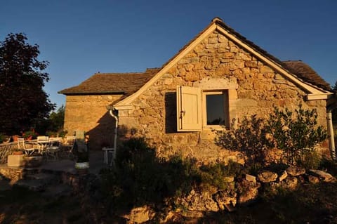 La façade des Huttes dans la lumière du soir