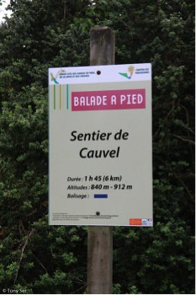 Panneau « Balade à pied — Sentier de Cauvel »